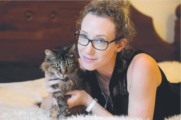  ?? Picture: STEWART McLEAN ?? HOMECOMING: Bentley Park resident Leah Thomas has been reunited with her long-lost cat Sukey.