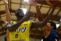  ?? (Photo L. Martinat) ?? En souffrance aux Rougières avec deux défaites, Babacar Niang et ses coéquipier­s doivent de l’emporter ce soir face à Ouest Lyonnais.