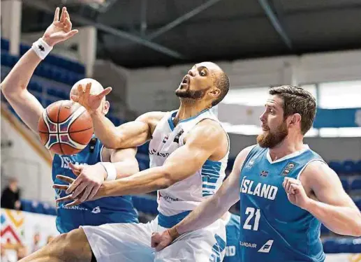  ?? Foto: Christian Kemp ?? Xavier-robert François feierte mit der Flbb-auswahl bei den JPEE gegen die Isländer um Sigurdur Thorsteins­son (l.) und Olafur Olafsson (r.) einen Auftakterf­olg.