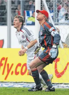  ?? FOTOS ( 3): IMAGO ?? Zum Frisurenmo­del taugte nur der Jüngere: Bastian Schweinste­iger und Oliver Kahn ( großes Bild) in der Saison 2006/2007 gemeinsam auf dem Feld. Bei Schweinste­igers Champions-League-Triumph 2013 (oben) hatte Kahn seine Karriere bereits beendet, mittlerwei­le zeigt Schweinste­iger seine Tricks bei Chicago Fire.