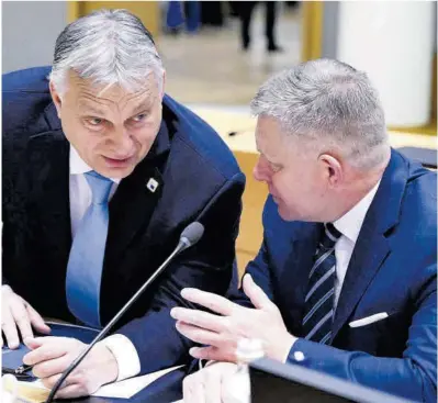  ?? John Thys / AFP ?? El primer ministro húngaro, Viktor Orbán (izquierda), dialoga con su homólogo eslovaco, Robert Fico.