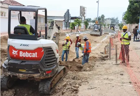  ?? ARÃO MARTINS | EDIÇÕES NOVEMBRO – BENGUELA ?? Trabalhos de macrodrena­gem estão em curso nas cidades de Benguela e Lobito, segundo o vice-governador provincial