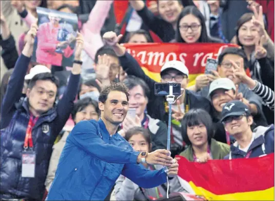  ??  ?? ÍDOLO. Rafa Nadal se hace un selfie con el público chino durante uno de los torneos de reciente gira asiática de la ATP.