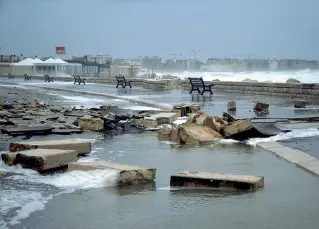  ??  ?? I danni Il tratto del lungomare nelle vicinanze del faro di Bari devastato dalle onde