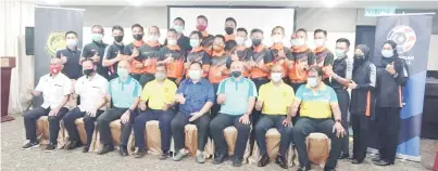  ??  ?? SEMINAR: Peserta seminar dan pegawai dari FAM serta AJK Pengadil Sabah bergambar kenangan bersama Juil (empat dari kanan) selepas majlis penutupan Seminar Tahunan Pengadil dan Penilai Pengadil Liga Malaysia Musim 2021 Zon Sabah di Kota Kinabalu malam kelmarin.