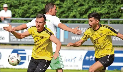  ?? Foto: Oliver Reiser ?? Vergeblich versuchten Michael Vogele und der FC Horgau, den TSV Gersthofen auf dem Weg in die Relegation aufzuhalte­n. Daniel Biehal (links) und Okan Yavuz waren beim 4:2 Heimsieg nicht zu stoppen.