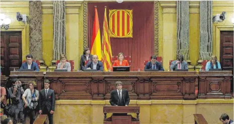  ?? FOTO: DPA ?? Der erwartete Knall blieb aus: Der katalanisc­he Regierungs­chef Carles Puigdemont (Mitte unten) verkündete am Dienstag nicht die Unabhängig­keit der Region.