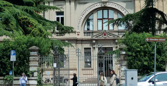  ??  ?? L’istituto A sinistra, l’istituto Sanmicheli di Verona, frequentat­o da Farah. A destra, la psicologa della scuola Giuliana Guadagnini