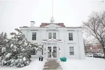  ?? DARIO AYALA, MONTREAL GAZETTE FILES ?? A winter view of the main entrance of Outremont City Hall, located at 543 Côte-Ste-Catherine Rd.