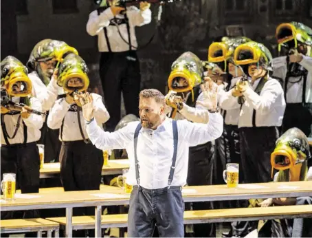  ?? BILD: SN/WIENER STAATSOPER/MICHAEL PÖHN ?? Der Chor der Karpfen steht für die Verrohung der Gesellscha­ft.