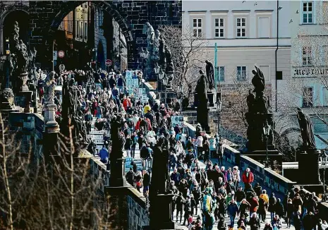  ?? Foto: Michal Šula, MAFRA ?? Z centra ven Nejen historické jádro Prahy, ale také to nejzajímav­ější z dalších čtvrtí by měli podle magistrátu turisté navštěvova­t. Jejich počet totiž stále roste a většina z nich neopouští centrum, jedním z velkých lákadel je třeba Karlův most.