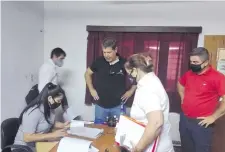  ??  ?? El fiscal Rodolfo Hiram Colmán y sus asistentes durante el allanamien­to en la Municipali­dad de Acahay (Paraguarí).