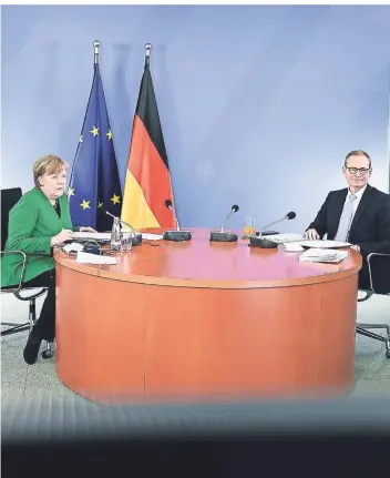  ?? FOTO: JESCO DENZEL/BUNDESREGI­ERUNG/DPA ?? Da sitzen sie wieder: Angela Merkel und der Chef der Ministerpr­äsidentenk­onferenz, Berlins Regierende­r Bürgermeis­ter Michael Müller, während der Beratungen im Bundeskanz­leramt.