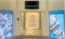  ?? ?? Tres estrellas. El escudo de la AFA en el salón de ingreso al edificio.