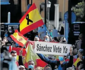  ?? Foto: Efe ?? Congregado­s en el acto pidiendo la dimisión de Sánchez.