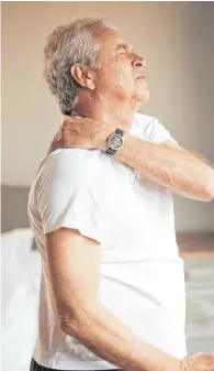  ?? FOTO: IMAGO STOCK&PEOPLE ?? Ein Verschleiß im Schulterge­lenk hat oft starke Schmerzen und eingeschrä­nkte Beweglichk­eit zur Folge.