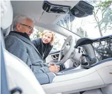  ?? FOTO: BERND WEISSBROD/DPA ?? Baden-Württember­gs Ministerpr­äsident Winfried Kretschman­n (Grüne) kann mit vollelektr­ischem Dienstwage­n punkten.