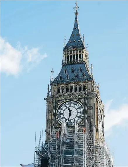  ?? ALASTAIR GRANT / AP ?? Un andamio está a punto de cubrir el Big Ben, que dejará de marcar las horas durante una buena temporada