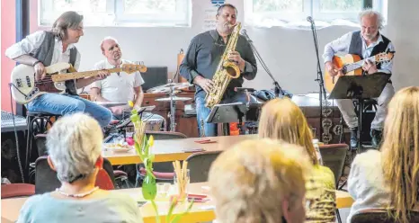  ?? FOTO: THOMAS SIEDLER ?? Das Quartett „Unterbrech­er-Syndikat“mit Markus Braun, Matthias Kehrle, Norbert Botschek und Rolf Siedler (von links) begeistert­e die Besucher unter dem Motto „Die Segel neu setzen“.