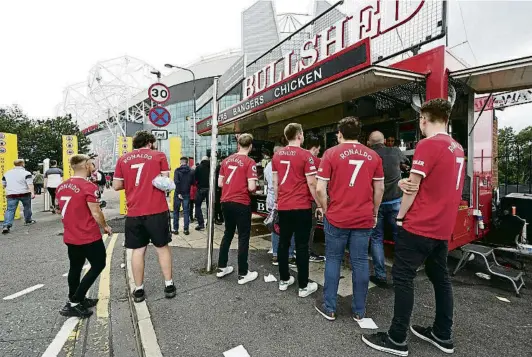  ?? JON SUPER / AP ?? Un grup d’aficionats amb la samarreta de Cristiano Ronaldo dissabte als voltants d’Old Trafford