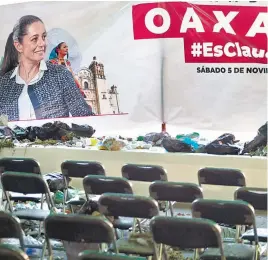  ?? CUARTOSCUR­O ?? Así quedó la mesa tras
la protesta de los trabajador­es de limpia