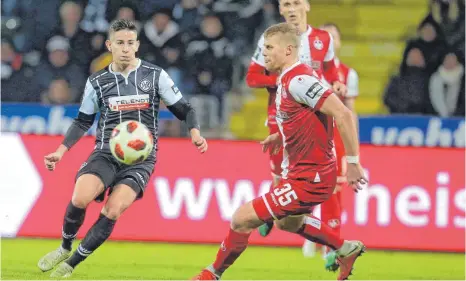  ?? FOTO: IMAGO ?? Sein Tor war zu wenig: Aalens Neuzugang Nicolas Sessa (li.) trifft, am Ende aber hatte Kaiserslau­tern um Andre Hainault (re.) die Nase vorn.