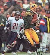  ?? MARK HOFFMAN / MILWAUKEE JOURNAL SENTINEL ?? Packer wide receiver Antonio Freeman catches a long pass from Brett Favre in the first quarter against the Bears on Dec. 1, 1996. Freeman had 10 catches for 156 yards.