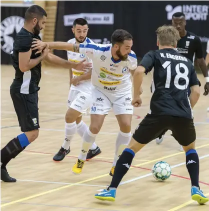  ??  ?? GÅR FÖR GULD. Men det började inget vidare för Blåvitts futsallag i går – det blev förlust mot Uddevalla.