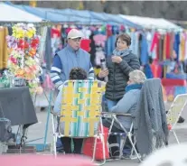  ?? FOTOS: PABLO PRESTI- LA NUEVA. ?? Las ferias más tradiciona­les cuentan con muy buena afluencia de gente.