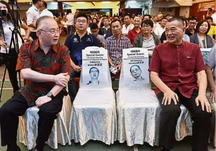  ??  ?? Missing guests: Dr Wee (left) and Tan chatting across two chairs reserved for Guan Eng and Kit Siang at the talk on the Penang undersea tunnel in Kampung Paya, Butterwort­h.