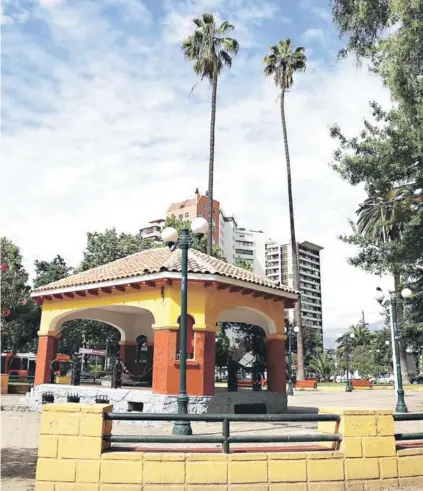  ??  ?? ► La pérgola de Plaza Ñuñoa fue restaurada durante diciembre de 2015.