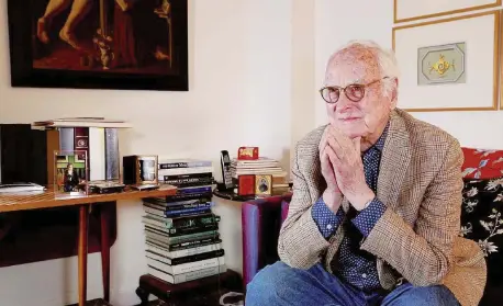  ?? Ansa ?? Il regista americano James Ivory, 80 anni, nell’intervista rilasciata a Michele Diomà Sotto a sinistra, il regista italiano. A destra, una scena di “Camera con vista”