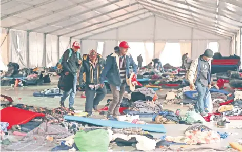  ??  ?? Centroamer­icanos abandonan el campamento instalado en el estadio Jesús Martínez Palillo, dejando a su paso ropa, cobijas, colchoneta­s y basura.