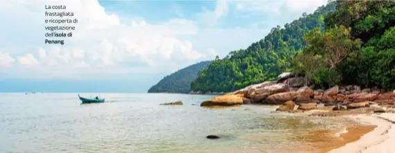  ??  ?? La costa frastaglia­ta e ricoperta di vegetazion­e dell’isola di Penang.