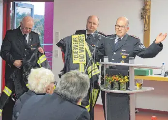  ?? FOTOS: WOLFGANG HEYER ?? Alois Burkhardt (rechts) informiert­e die mehr als 100 Feuerwehra­ngehörigen darüber, dass derzeit vier neue Einsatzjac­ken getestet werden.