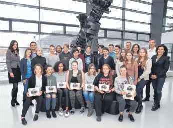  ?? FOTO: CARL ZEISS AG ?? Insgesamt 21 Schüler des Parler-Gymnasiums in Schwäbisch Gmünd haben sich an einem mit Zeiss initiierte­n Pilotproje­kt zum Thema Virtual Reality beteiligt und interessan­te Anwendunge­n entwickelt.