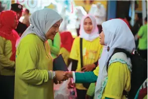  ?? TIM PEMENANGAN SUDIRMAN-IDA FOR JAWA POS ?? BERSAMA PENDUKUNG: Ida Fauziyah dalam acara POP Fatayat NU di Kota Semarang kemarin (6/5).