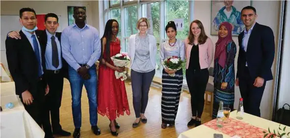  ??  ?? Roslinda (second right) with her course mates from the DLV-Internatio­nal Coaching Academy at the Johannes Gutenberg University of Mainz.