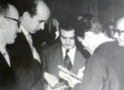  ??  ?? Con Pasolini Ciriaco De Mita nel 1959 aspetta l’autografo dallo scrittore