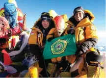  ?? WISSEMU FOR JAWA POS ?? KOMPAK: Dee Dee dan Mathilda (kanan) saat berhasil mencapai puncak Everest. Foto kanan, Dee Dee (kiri) dan Mathilda ketika ditemui pada Jumat (1/6).