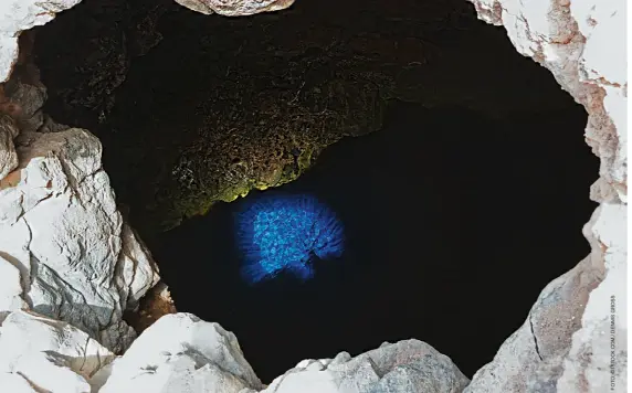  ??  ?? Acima, o Olho Azul é o grande espetáculo do parque de Buracona. Na página ao lado, mulheres com vestimenta­s típicas africanas carregam balaios com semi joias e artesanato­s.