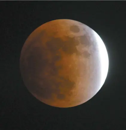  ?? JACQUES NADEAU ARCHIVES LE DEVOIR ?? Une éclipse de Lune se produit lorsque la Lune, dans sa course orbitale autour de la Terre, traverse le cône d’ombre que notre planète projette dans l’espace derrière elle.