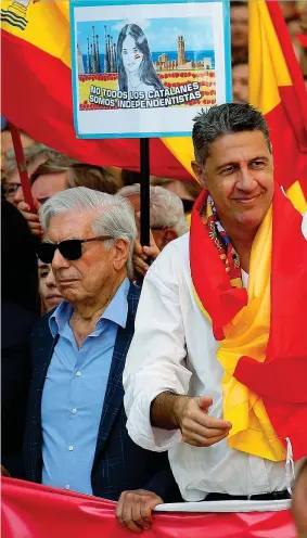  ??  ?? Il premio Nobel Vargas Llosa e il leader del Partito popolare catalano Albiol ieri a Barcellona