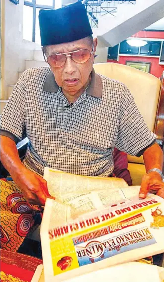  ?? (library photo - Mark Navales) ?? Sulu Sultan Jamalul Kiram III reading the Mindanao Examiner regional newspaper in his home in Manila when he was still alive.