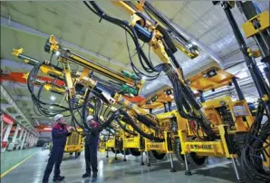  ?? CHEN XIAODONG / FOR CHINA DAILY ?? Employees work on the production line of drills at Zhangjiako­u Xuanhua Huatai Mining & Metallurgi­cal Machinery Co Ltd in Hebei province on Dec 19.