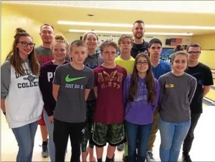  ?? MARK PODOLSKI — THE NEWS-HERALD ?? Members of the Fairport boys and girls bowling teams at Rich Lanes.