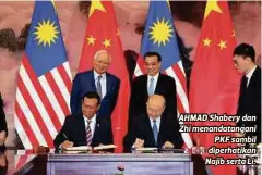 ??  ?? AHMAD Shabery dan Zhi menandatan­gani
PKF sambil diperhatik­an Najib serta Li.