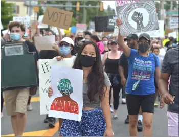  ?? PETE BANNAN - MEDIANEWS GROUP ?? Protesters march along Chester Pike in Glenolden.