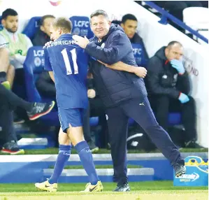  ?? — Gambar Reuters ?? SHAKESPEAR­E (kanan) berjabat tengan dengan Marc Albrighton ketika dikeluarka­n pada perlawanan Liga Perdana Inggeris menentang Liverpool di Stadium King Power, Leicester pada Isnin lepas.