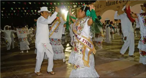  ??  ?? El grupo jaranero del Ayuntamien­to de Ticul durante su actuación en el inicio de la fiesta tradiciona­l de Tzucacab, que anteanoche arrancó con la coronación de la embajadora
